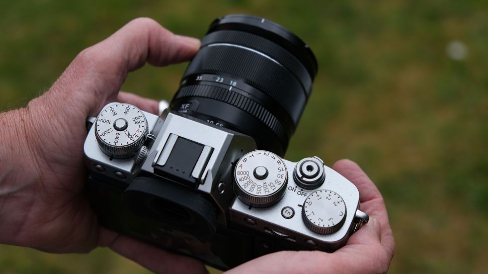 Nhu cầu thuê máy ảnh mirrorless tăng mạnh năm 2025 | Trần Huy Camera