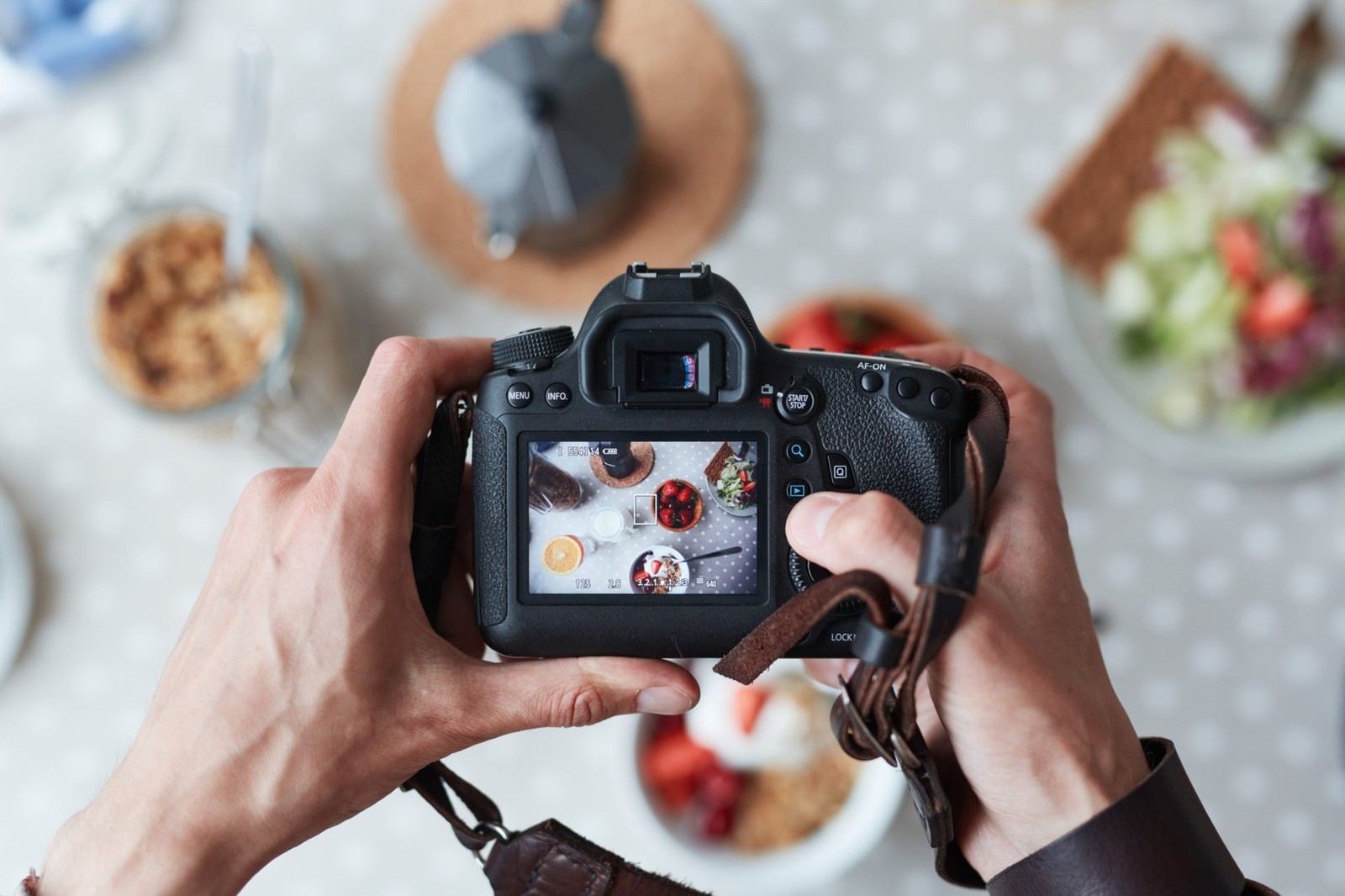 Bí quyết chụp ảnh đồ ăn ngon mắt với máy ảnh thuê – Trần Huy Camera
